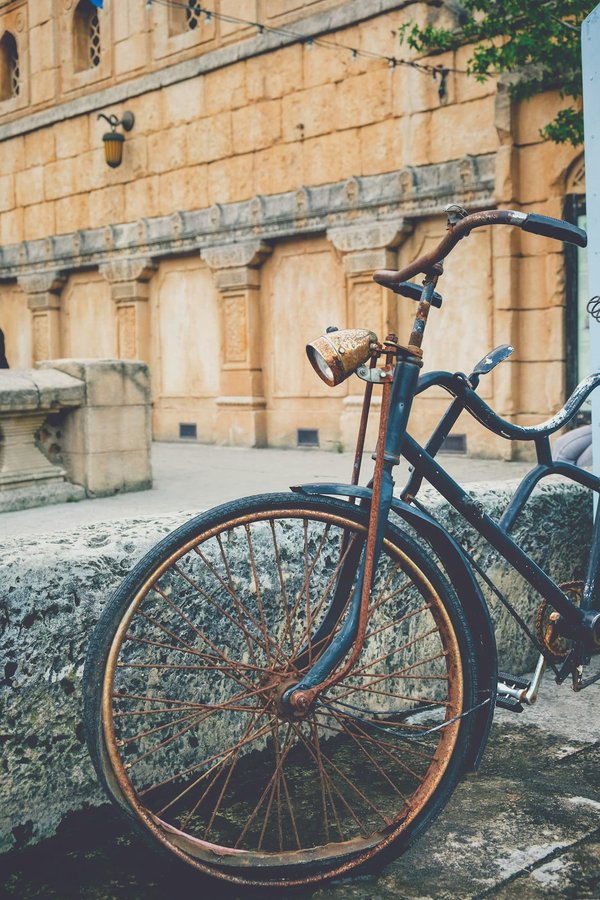 How can I prevent and treat surface rust on the frame of a Suzuki DRZ400?